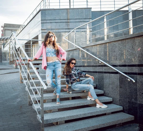 Two Young Girls Posing Skateboard Outdoors — Stock Photo, Image