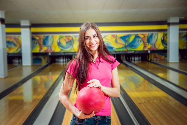 Belle Fille Caucasienne Posant Bowling Avec Balle — Photo