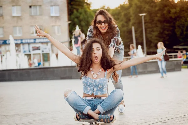 Deux Jeunes Filles Avec Skateboard Posig Autour Ville Avoir Plaisir — Photo