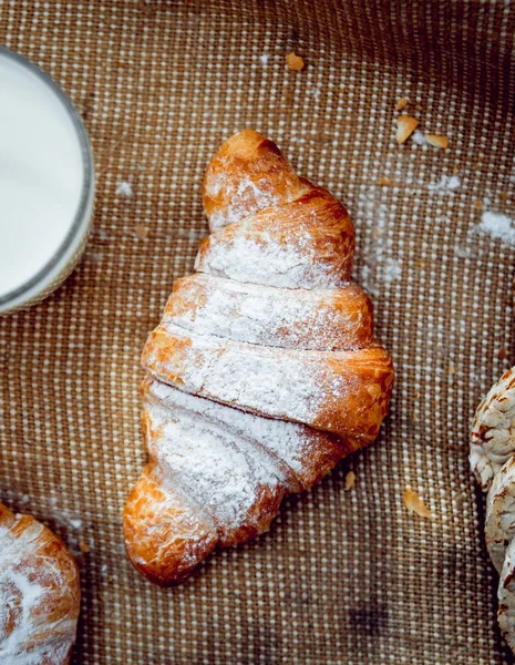 Croissant Práškem Shugarem Pytlovina — Stock fotografie