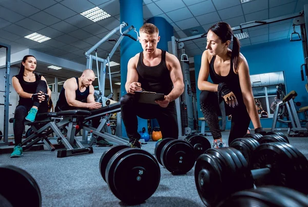 Routine Gym Woman Training Coach Other Man Woman Resting — Stock Photo, Image
