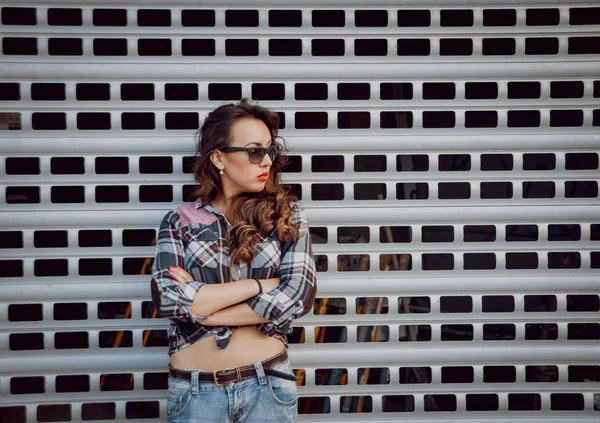 Genç çekici kız garaj kapıları önce ayakta