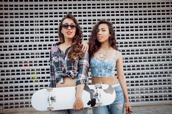 Duas Jovens Meninas Raça Mista Roupas Casuais Andando Com Skate — Fotografia de Stock