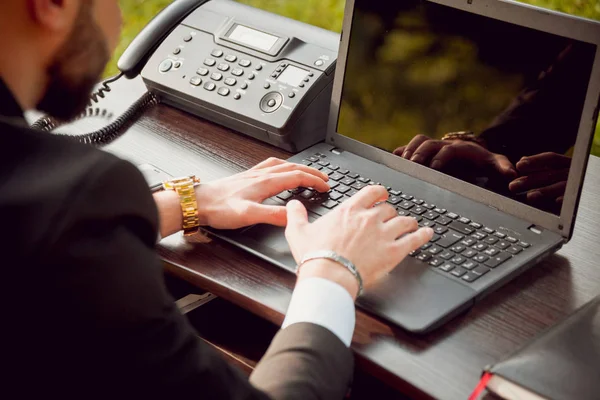 Jonge Zakenman Aan Het Werk Het Park Concept Van Extern — Stockfoto