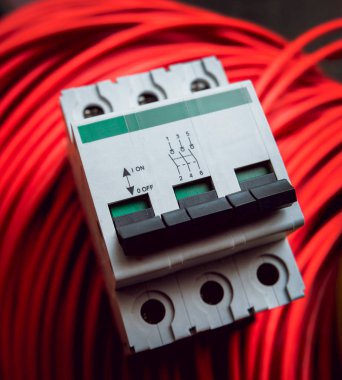 Elektrik donatımın kapatın. Çok renkli kablolar.