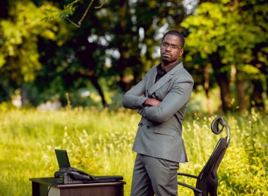 Park içinde İşte genç Afro-Amerikalı iş adamı. Uzak iş kavramı.