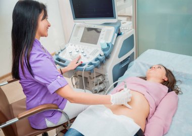 Doktor ve hasta. Ultrason cihazları. Teşhisler. Sonografi.