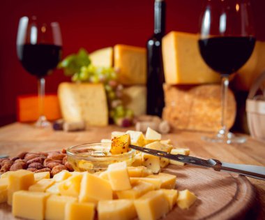 Güzel natürmort, peynir ve şarap ile
