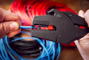 Elektrik donatımı. Elektrik kablo ve crimper.