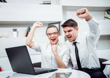 Kadın Danışmanı ile anlaşma ofisindeki kutluyor işadamı