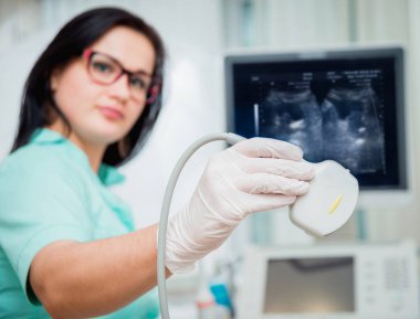  Ultrason tarayıcı bir doktor elinde. Tanılama. Ultrason.