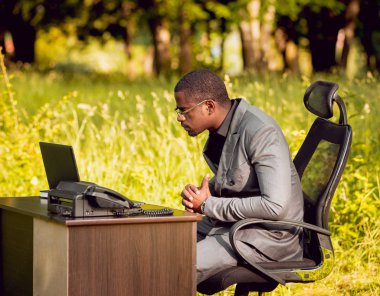 Afrika buisnessman Park'ta çalışma. Uzak iş kavramı.