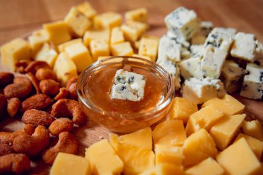 Peynir karanlık bir tablo. Güzel arka plan