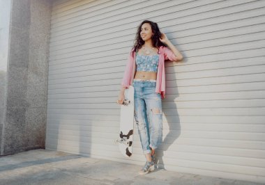 Genç karışık yarış kız açık havada kaykay ile poz