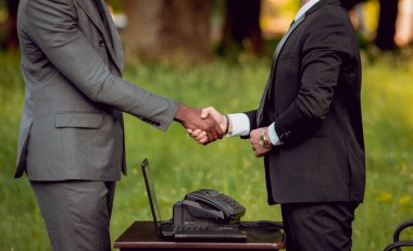 İki genç çok kültürlü iş adamları iş park yerinde. Uzak iş kavramı.