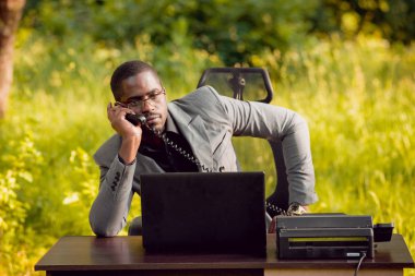 Afrika buisnessman Park'ta çalışma. Uzak iş kavramı.