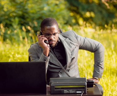 Afrika buisnessman Park'ta çalışma. Uzak iş kavramı.