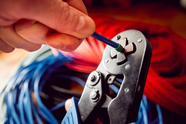 Elektrik donatımı. Elektrik kablo ve crimper.