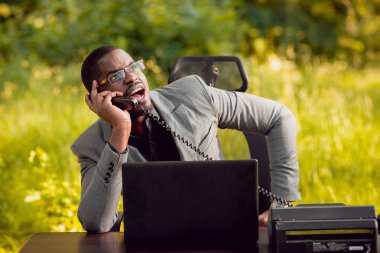 Afrika buisnessman Park'ta çalışma. Uzak iş kavramı.