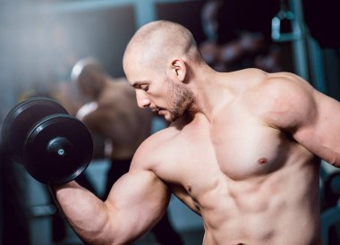 Halter içinde jimnastik salonu kas sakallı adam