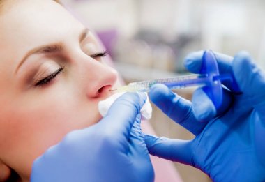 Şevval Özçelik Güzellik ve estetik tıp Kliniği hastada. Enjeksiyon.