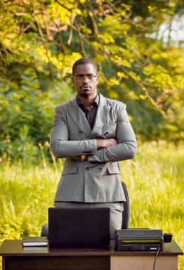 Park içinde İşte genç Afro-Amerikalı iş adamı. Uzak iş kavramı.