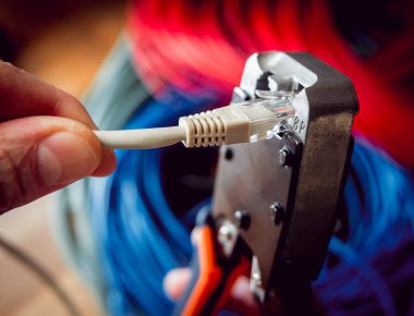 Elektrik donatımı. Elektrik kablo ve crimper.