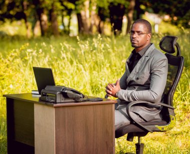 İşadamı önce çizilmiş fikirlerle siyah duvar