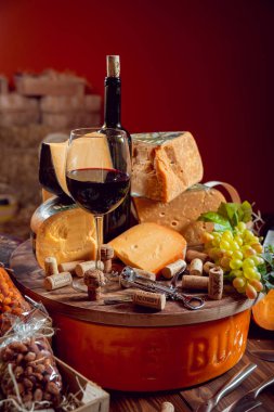 Güzel ve zengin kompozisyon çeşitli peynir ve şarap ile fındık ve üzüm ile