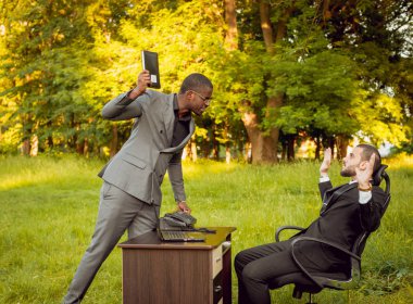 İki genç çok kültürlü iş adamları iş park yerinde. Uzak iş kavramı.