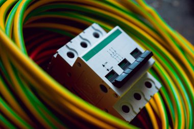 Elektrik donatımın kapatın. Çok renkli kablolar.