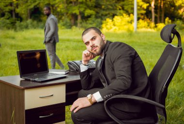 İki genç çok kültürlü iş adamları iş park yerinde. Uzak iş kavramı.