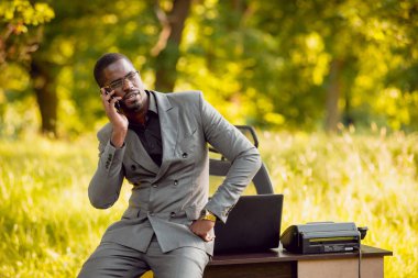 Afrika buisnessman Park'ta çalışma. Uzak iş kavramı.