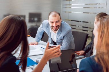 Takım toplantısı. İş stratejisi tartışılması.