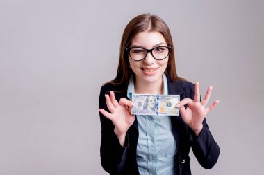 İşkadını gözlüklü yüz dolarlık banknot ile