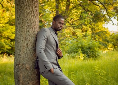 Afrika buisnessman Park. Uzak iş kavramı.