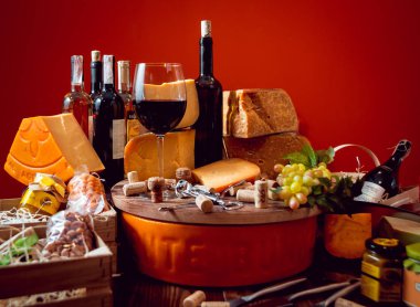 Güzel ve zengin kompozisyon çeşitli peynir ve şarap ile fındık ve üzüm ile