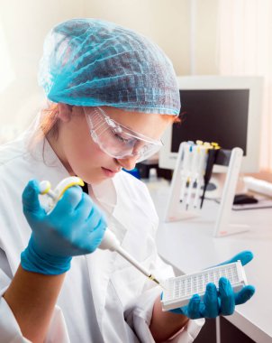 Laboratuvar çalışmalarında güler Medic personeli