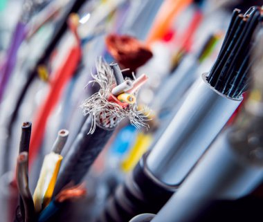 Elektrik donatımın kapatın. Çok renkli kablolar.