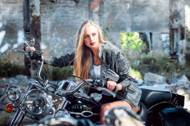 Genç sarışın kadın Motosiklet ile poz.