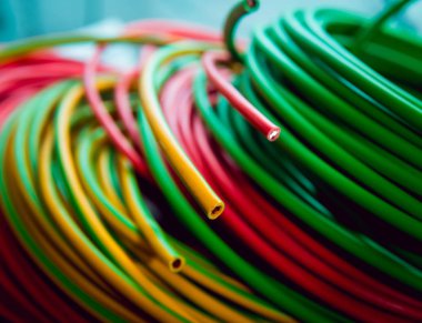 Haddelenmiş kablo closeup. Elektrik donatımı.