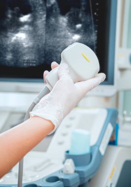 Ultrason tarayıcı bir doktor elinde. Tanılama. Ultrason.