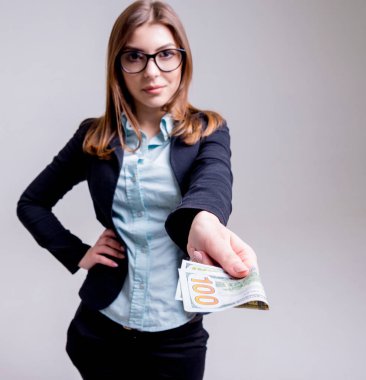 İşkadını gözlüklü yüz dolarlık banknot ile