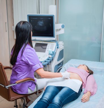 Doktor ve hasta. Ultrason cihazları. Teşhisler. Sonografi.
