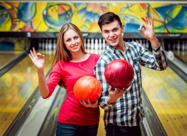 Güzel kız ve delikanlı bovling topu ile