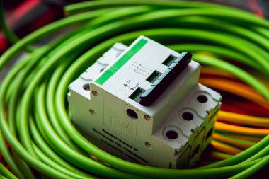 Elektrik donatımın kapatın. Çok renkli kablolar.