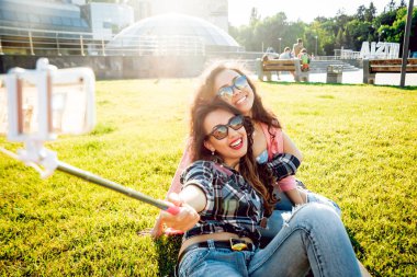 İki genç kız selfie bir kaykay ile yapıyor