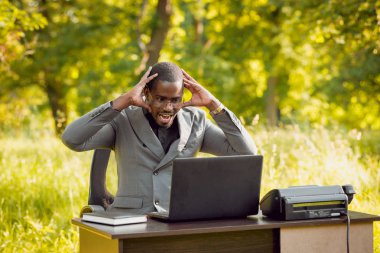 Afrika buisnessman Park'ta çalışma. Uzak iş kavramı.