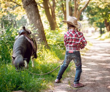 Midilli Park ile yürüme kovboy şapkalı örgü ile küçük kız