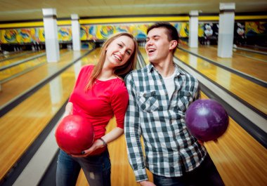 Güzel kız ve delikanlı Bovling topları